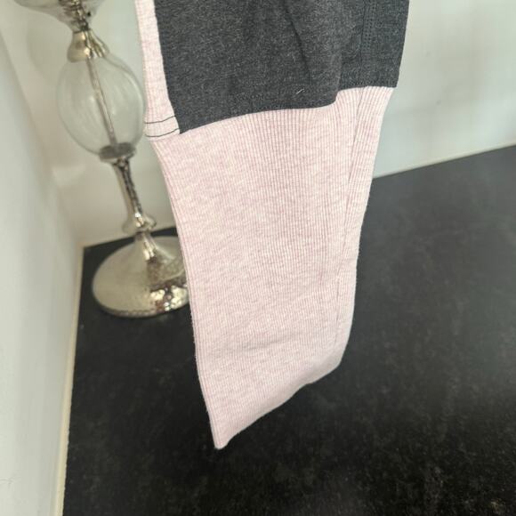 GapFit gfash Leggings in Dark Heathered Gray/Pink - Picture 3 of 6